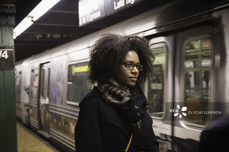 地铁里的年轻女子图片素材