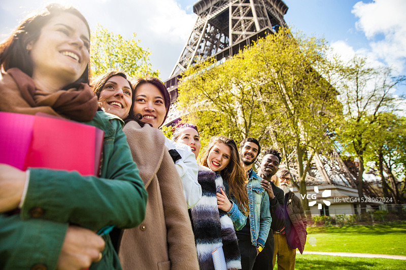巴黎的学校旅行，户外课程，埃菲尔铁塔之旅图片素材