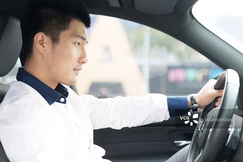 亚洲年轻商人驾驶汽车的肖像图片素材