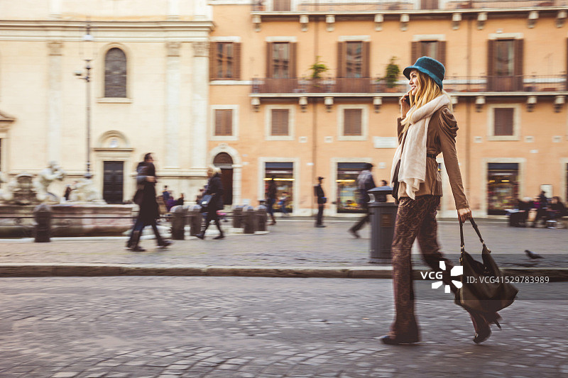 一个年轻女子在城市中行走的肖像图片素材