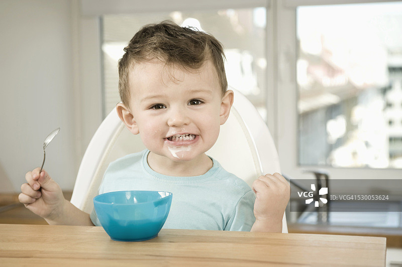 男孩吃奶的肖像图片素材