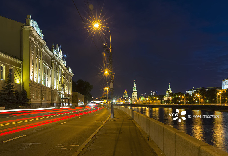 俄罗斯，莫斯科，克林姆林宫，莫斯科河边的街道，可以看到克林姆林宫图片素材