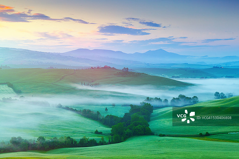 意大利托斯卡纳，雾蒙蒙的黎明图片素材