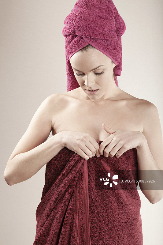 年轻女子裹着毛巾图片素材