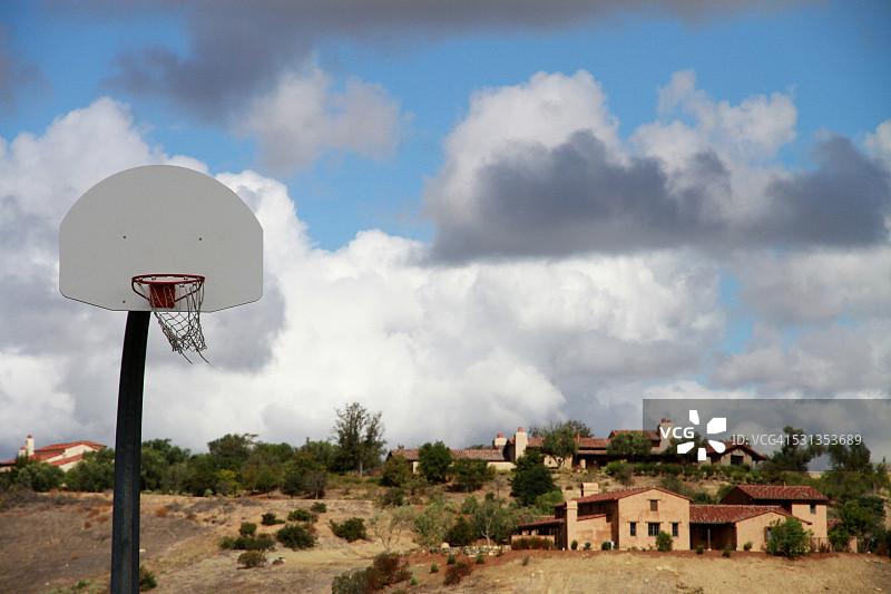 郊区住宅前面的公园里有篮球圈图片素材