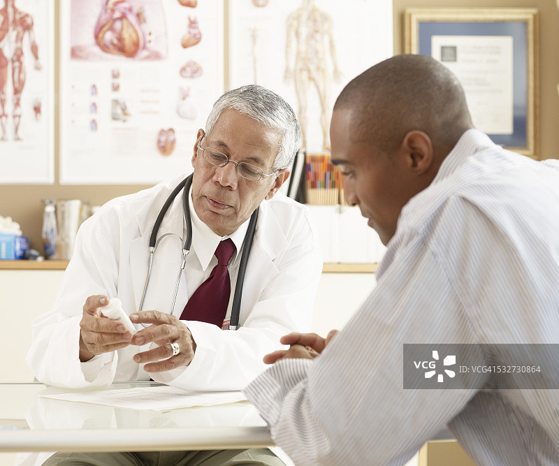 医生与病人谈论处方图片素材