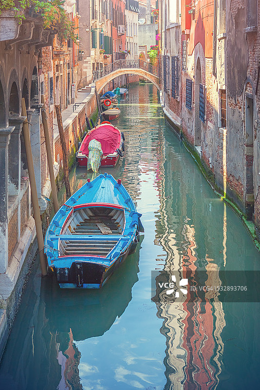 威尼斯运河，停泊着摩托艇图片素材