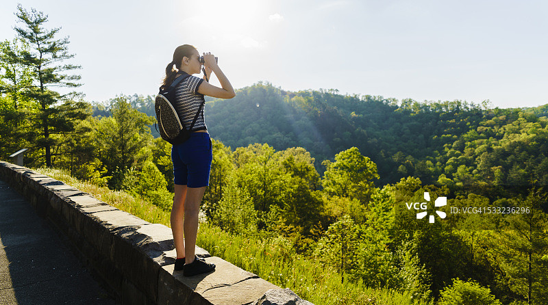 十几岁的女孩探索风景如画的切诺基国家森林，田纳西州图片素材