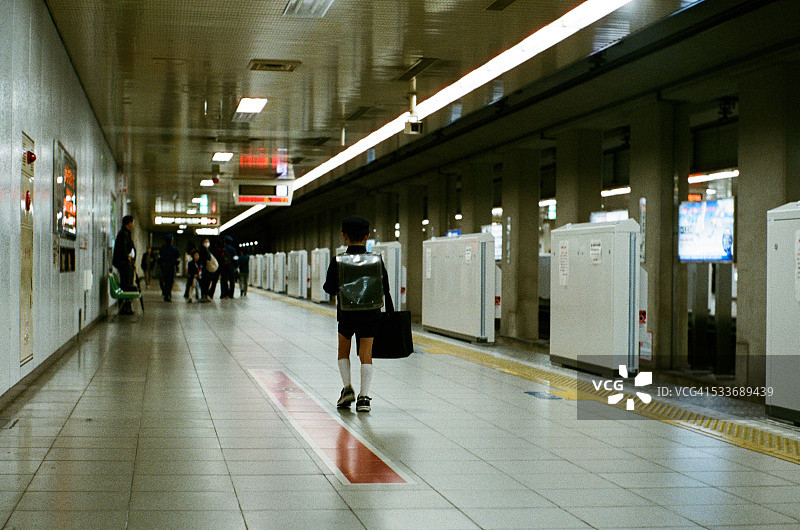 一个日本学生走在地铁里图片素材