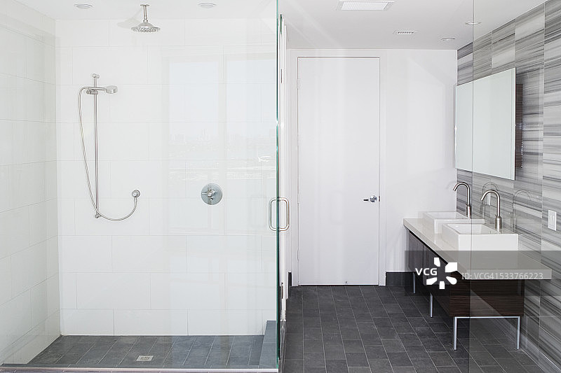 现代浴室中的淋浴、水槽和镜子图片素材