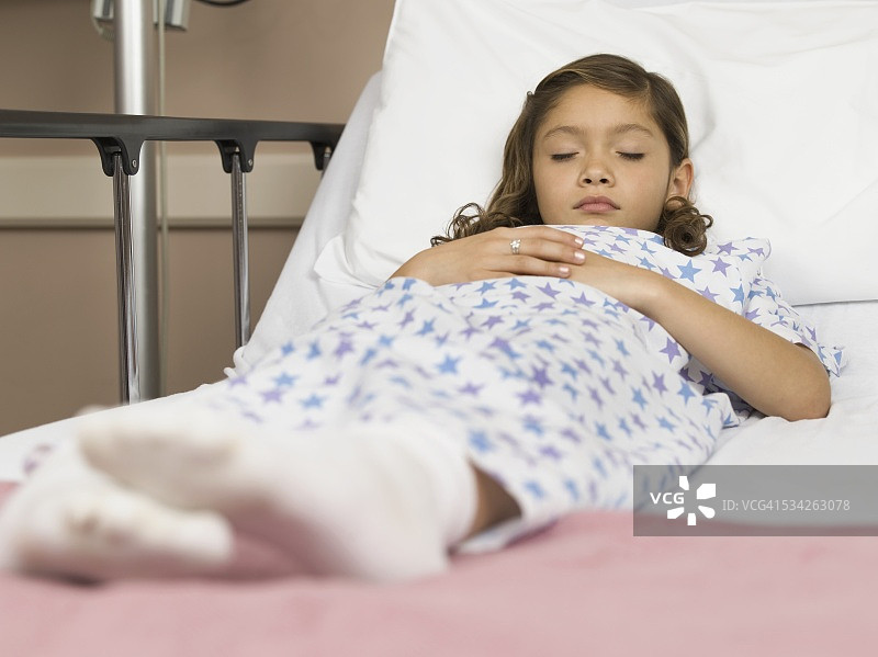 小女孩睡在医院的病床上图片素材