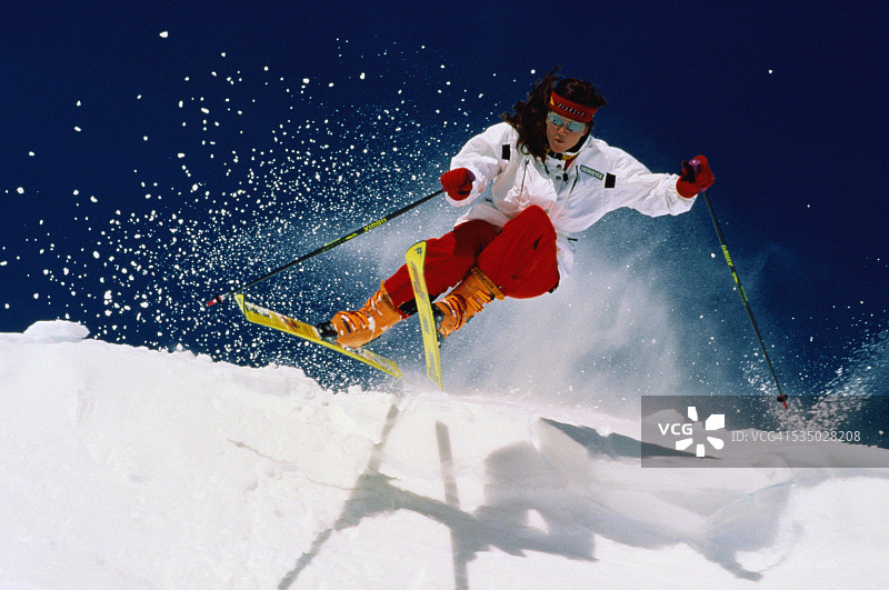 滑雪者跳过雪坡图片素材