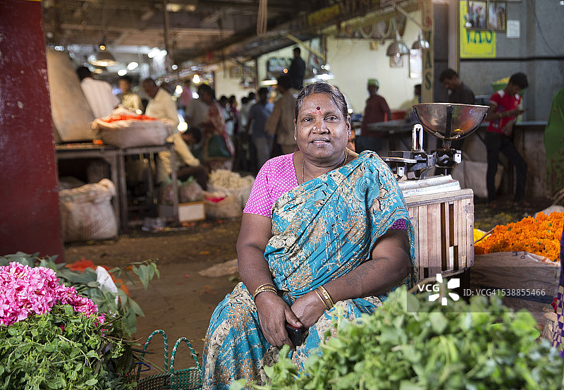 一名印度女商人在市花市场的肖像。图片素材