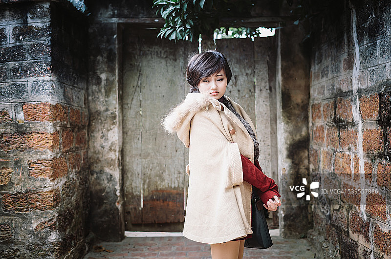 亚洲越南年轻女子穿着大衣旅行到孤独的乡村图片素材