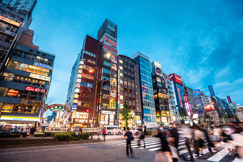 黄昏时分，日本东京，人们穿过新宿区图片素材