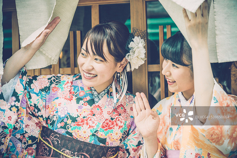 美丽的日本妇女在和服问候朋友，京都，日本图片素材