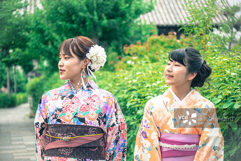 好奇的日本妇女在和服中行走，京都，日本图片素材