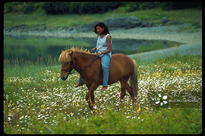 女孩骑着马图片素材