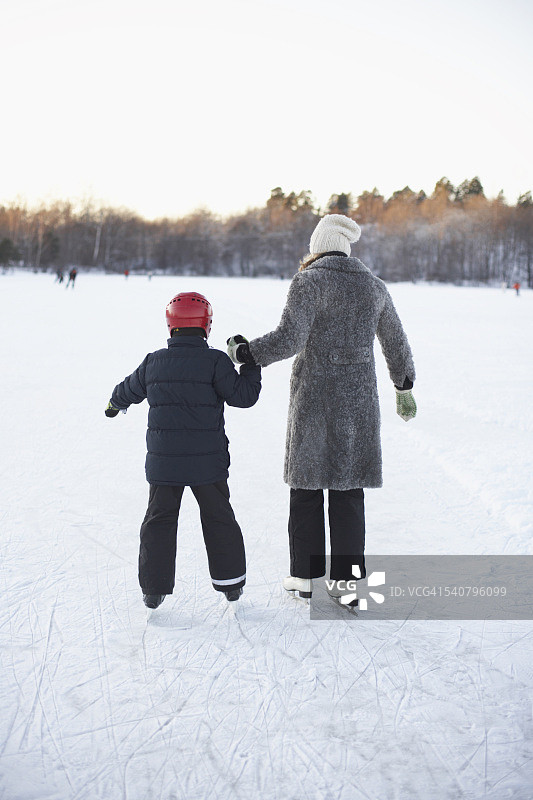 母亲和儿子溜冰图片素材