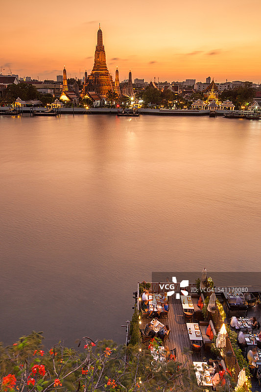 日落时分，在湄南河岸边用餐图片素材