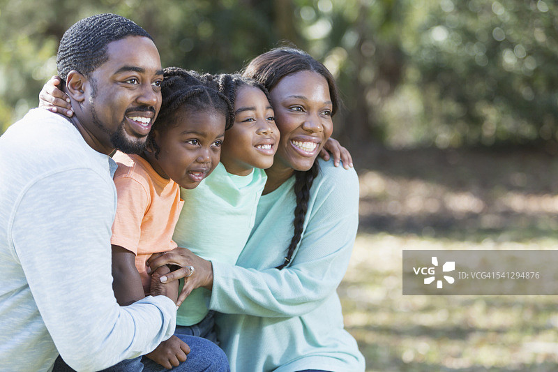 快乐的非裔美国四口之家图片素材