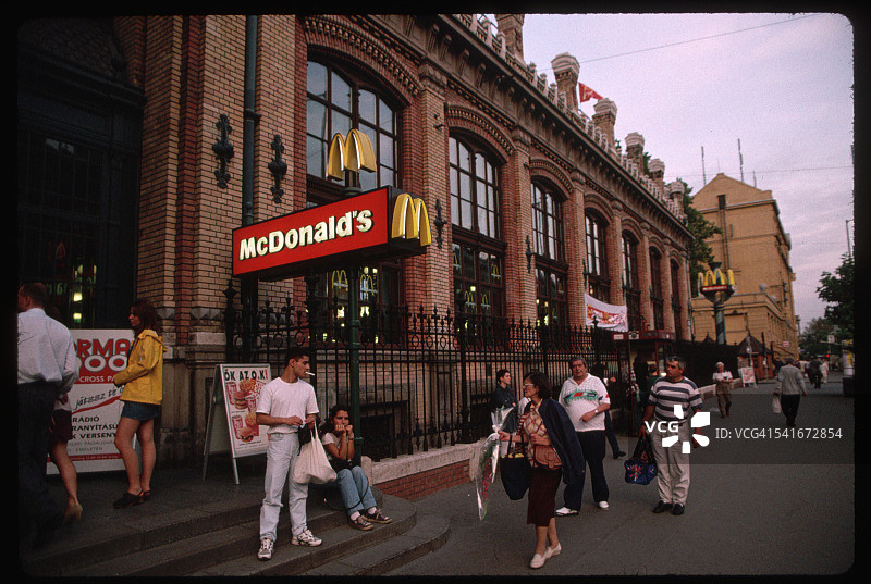 布达佩斯克莱蒂火车站的麦当劳餐厅图片素材