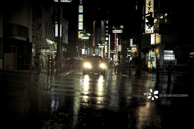 夜间在涉谷区附近行驶的出租车图片素材
