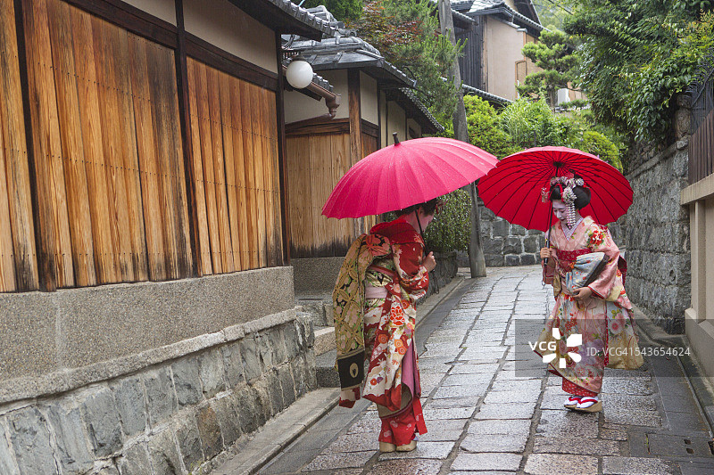 日本京都街头的传统艺妓舞妓图片素材