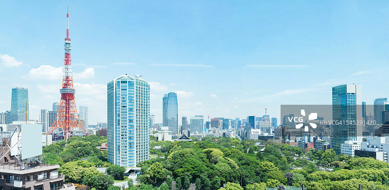 东京城市景观与东京塔和清澈的蓝天图片素材