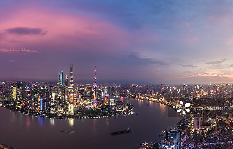 深夜从浦西看上海的天际线和陆家嘴，中国上海图片素材