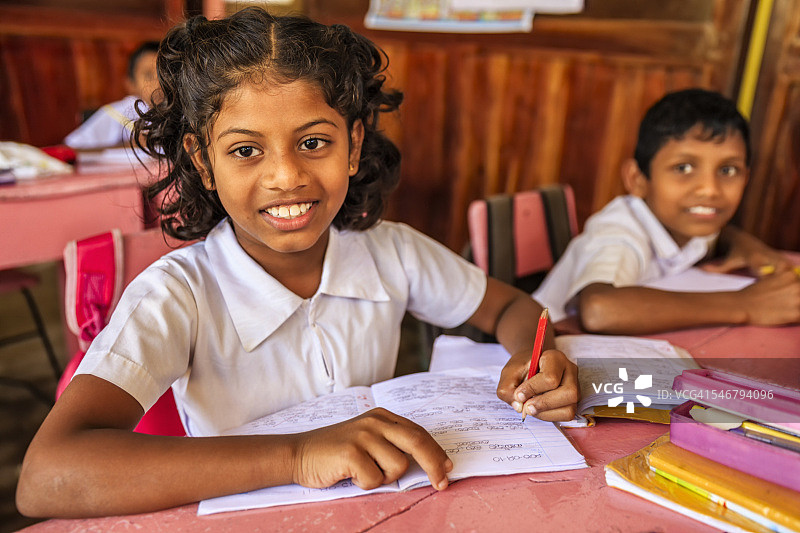 斯里兰卡学校的孩子们在教室里图片素材