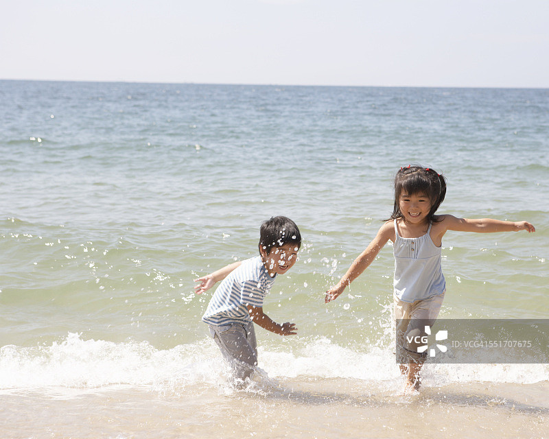 在海滩上玩水的孩子们图片素材