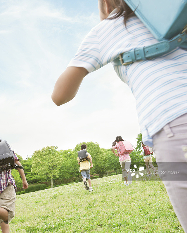 在公园里跑步的学童图片素材