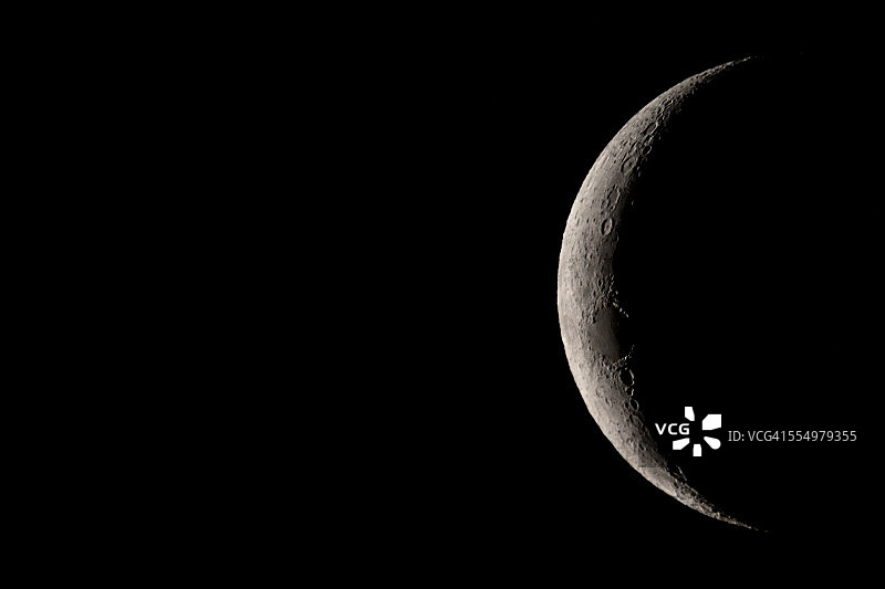 月亮的图像:娥眉月上升图片素材