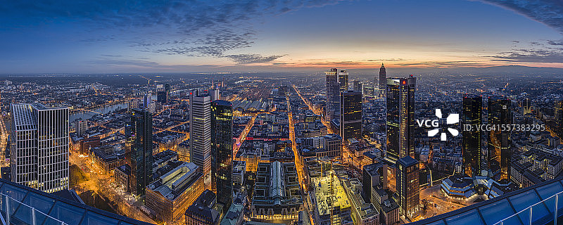 德国，法兰克福，俯瞰日落时灯火通明的城市图片素材