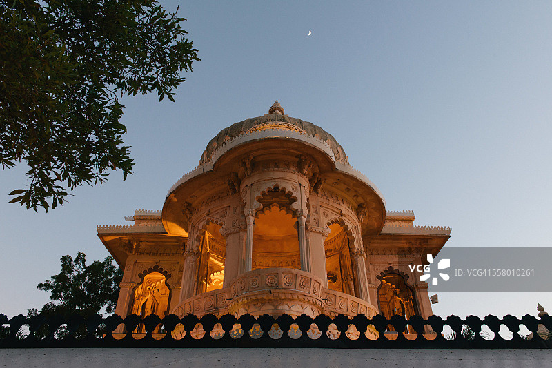 低角度的宫殿酒店，Jagmandir, Pichola湖，乌代普尔，拉贾斯坦邦，印度图片素材