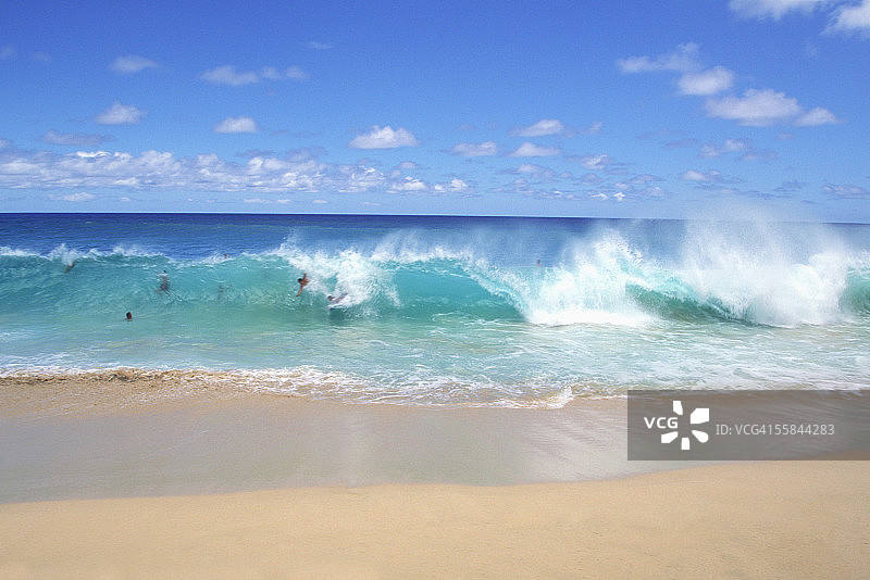 海浪拍打着海滩，桑迪海滩公园，瓦胡岛，美国夏威夷图片素材