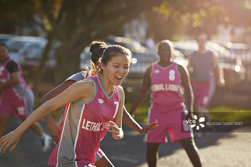 女篮球运动员在场上奔跑图片素材