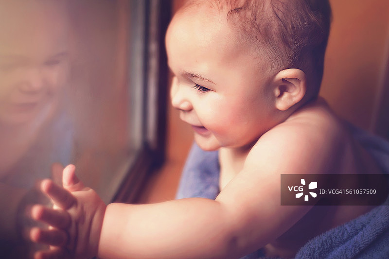 婴儿把手贴在窗户上图片素材