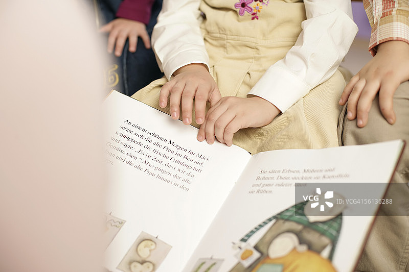 给孩子读书的女人，专注于故事书图片素材