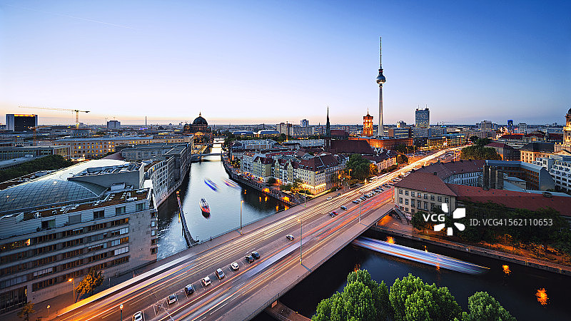 有电视塔的柏林城市景观图片素材