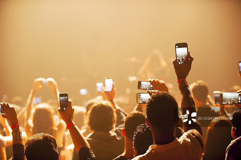 粉丝们在音乐会上使用智能手机图片素材