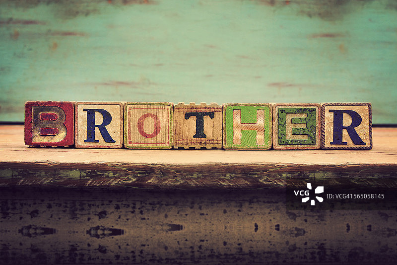 近处的木块字母拼写“兄弟”图片素材