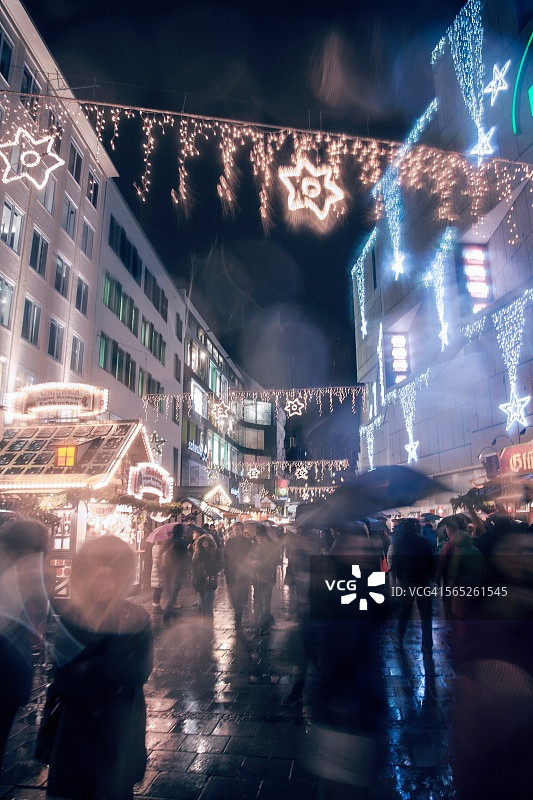 德国慕尼黑Marienplatz的圣诞市场上，购物者撑着雨伞图片素材