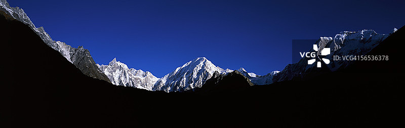 希姆龙希马尔(右)和袋鼠(左)从Karkya Pass Trail。Manaslu长途跋涉,尼泊尔。图片素材