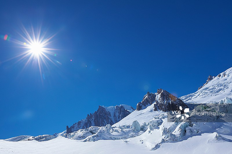 白雪皑皑的风景和蓝天，勃朗峰，Graian阿尔卑斯山，法国图片素材