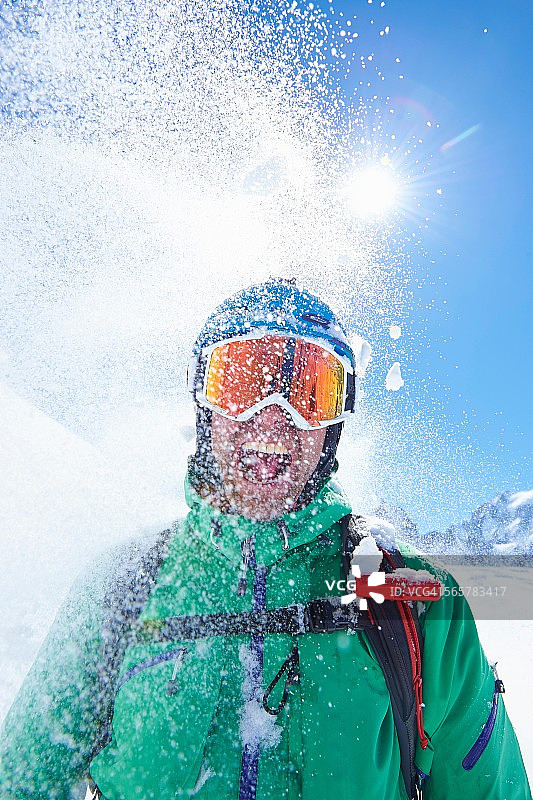成熟的男性滑雪者的肖像覆盖在粉雪，勃朗峰，阿尔卑斯山脉，法国图片素材