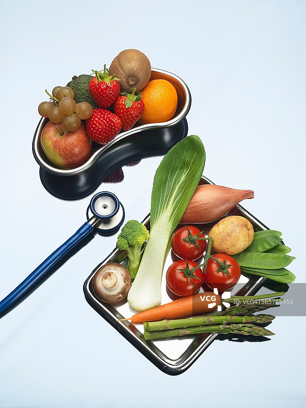 听诊器放在新鲜水果和蔬菜之间图片素材