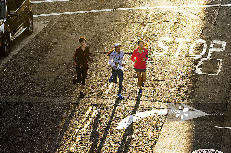 高角度的妇女在街上奔跑图片素材