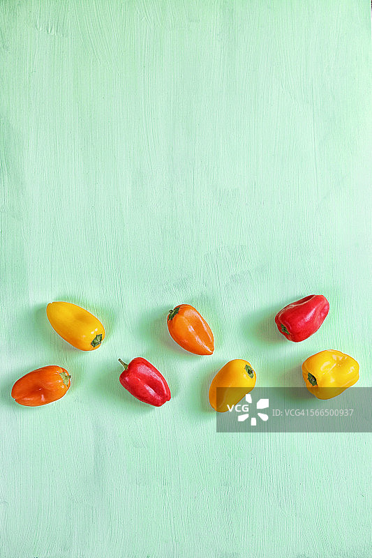 五颜六色的微型有机甜椒图片素材